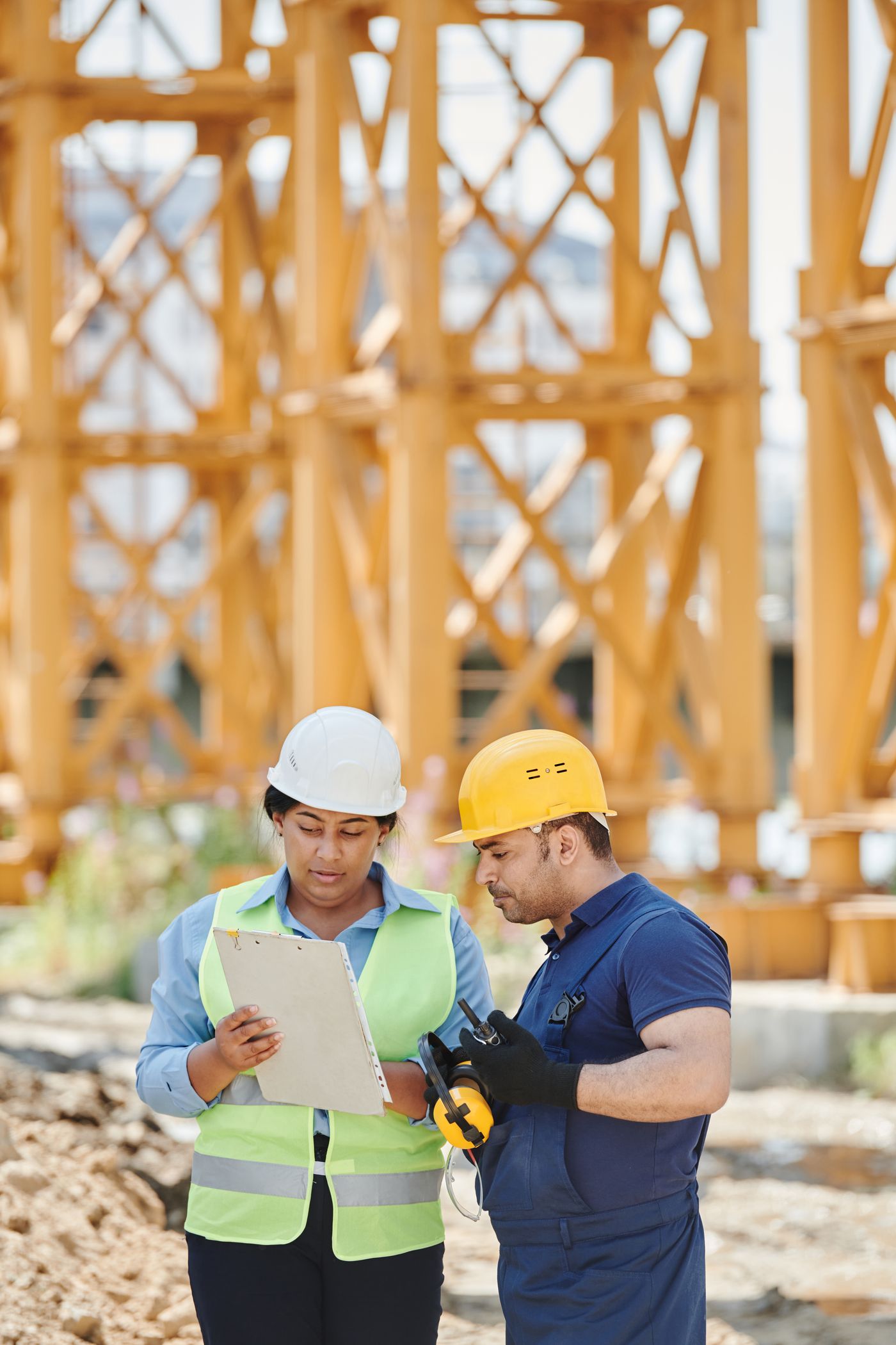 Ingenieros de CL revisando el avance de obra en sitio