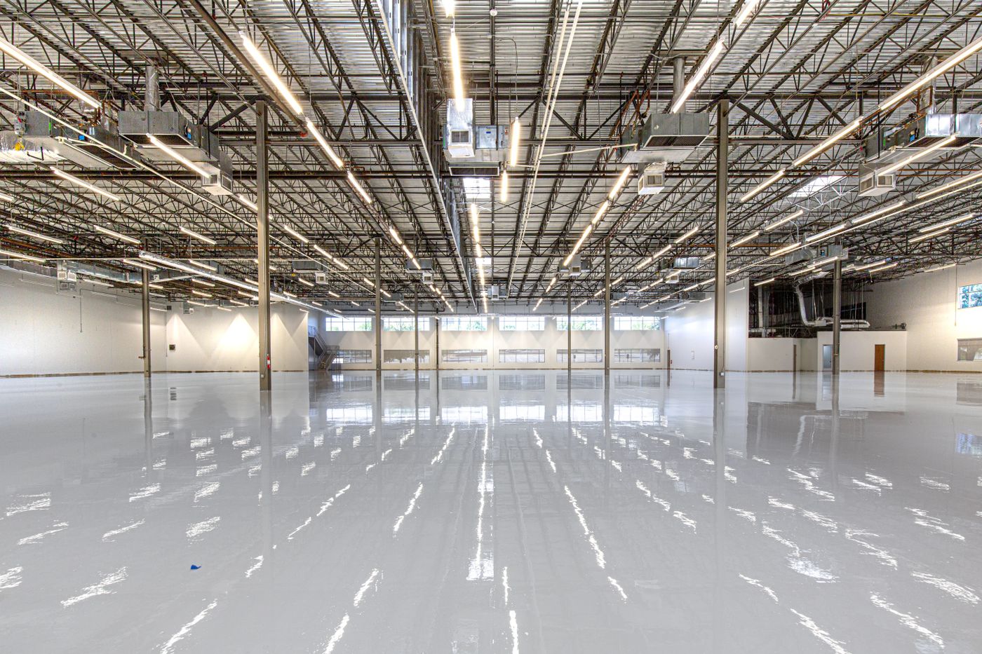 Piso industrial epóxico recién instalado en nave