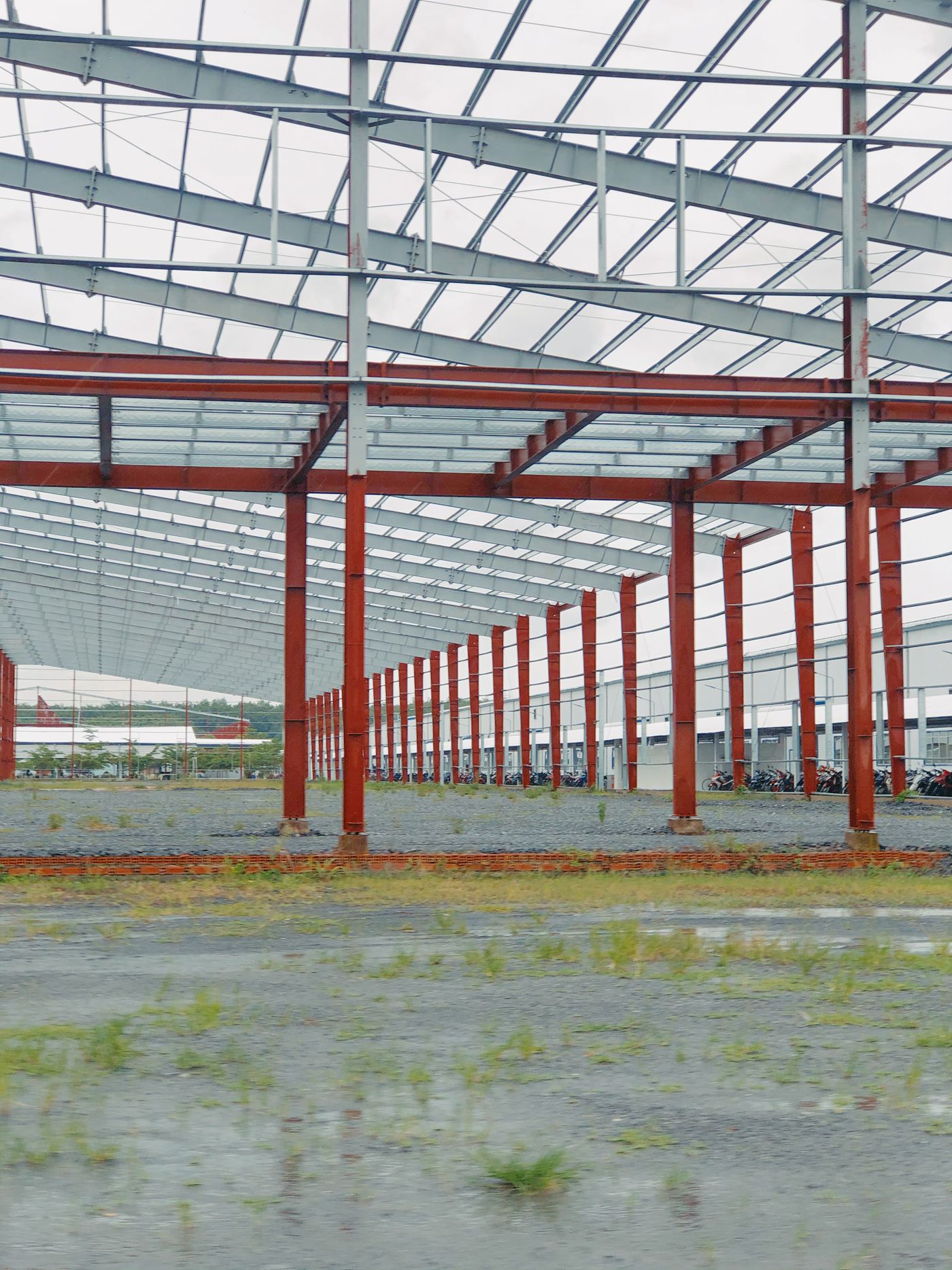 Estructura metálica de nave industrial en construcción