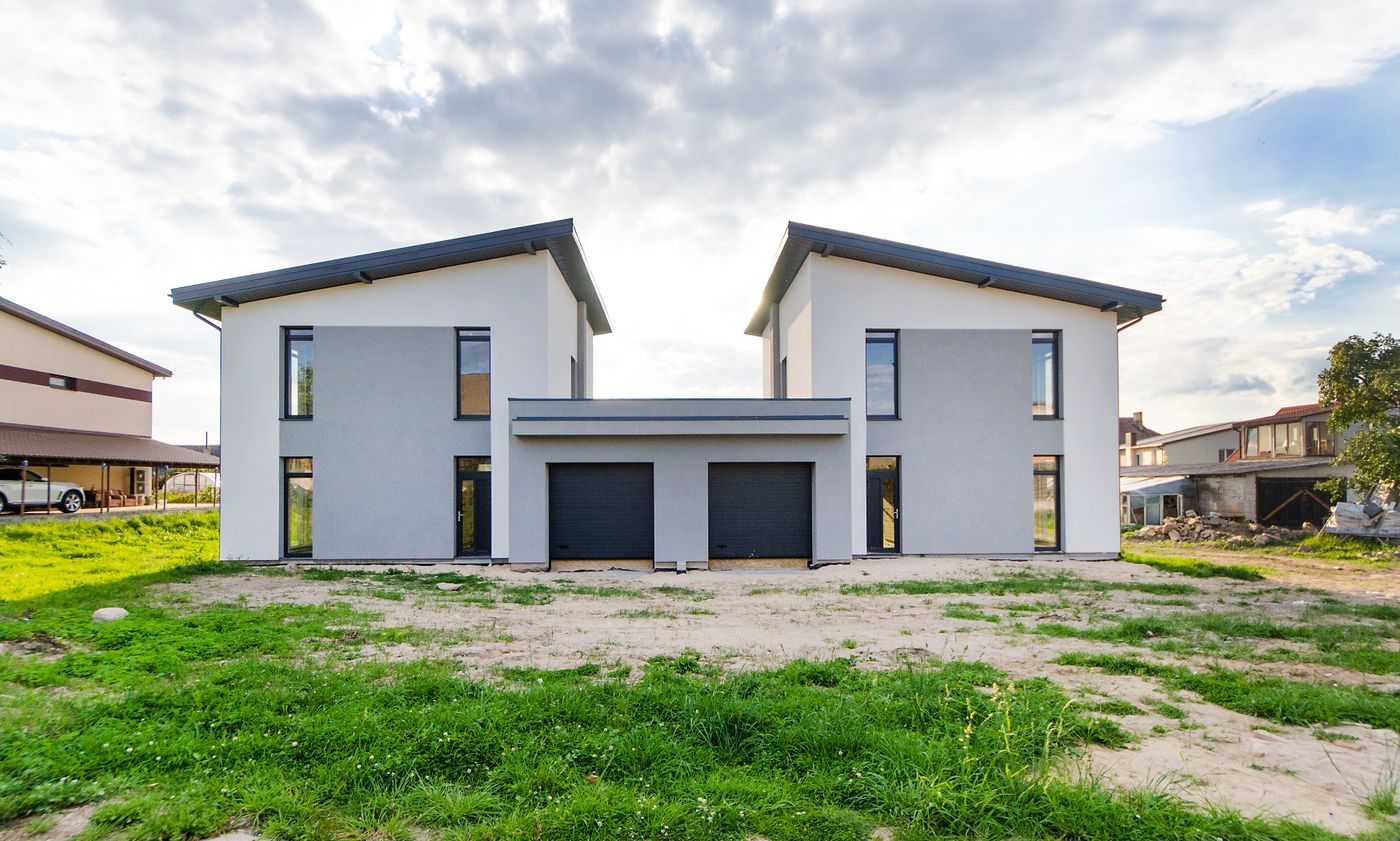 Fachada de casas nuevas terminadas